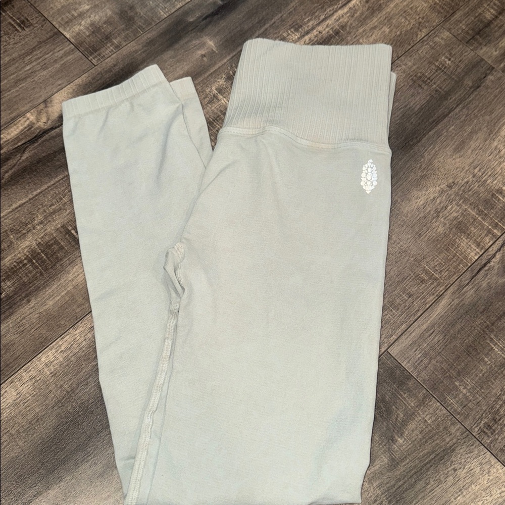 FP Movement Good Karma Legging in Sea Glass
FREE PEOPLE